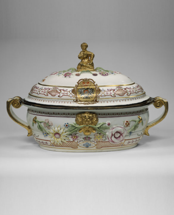 Tureen from a service for the Czarina, Anna Ivanovna, Vienna, Du Paquier period, 1735. (Metropolitan Museum of Art, The Jack and Belle Linsky Collection, 1982, Inv. no. 1982.60.330a, b)
