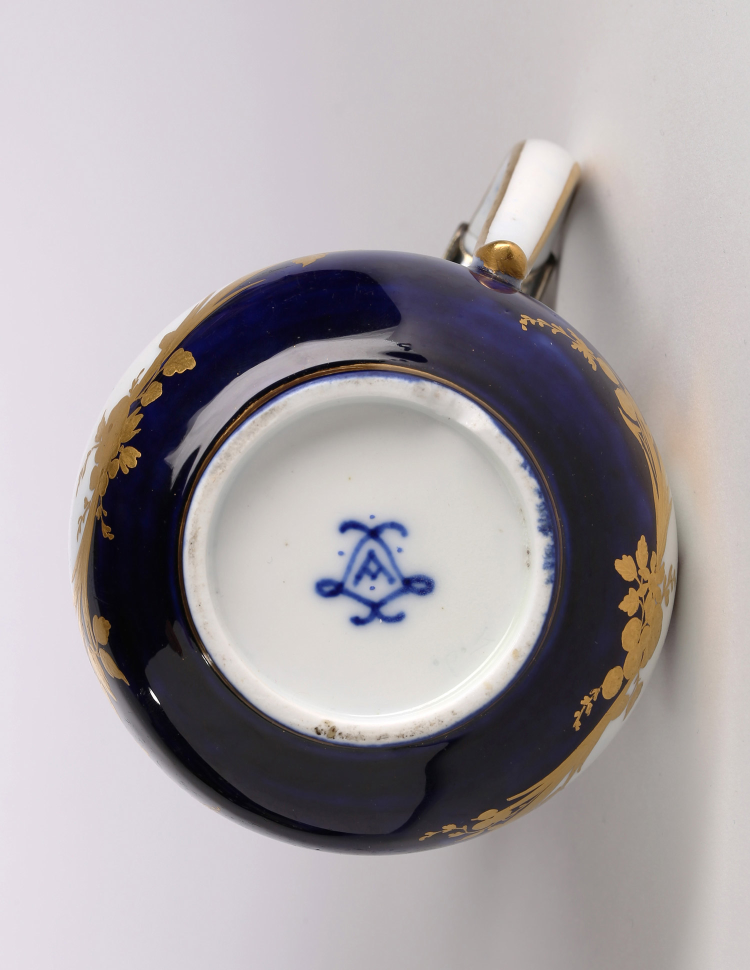 Detail, ewer and cover, pot à l’eau tourney, second size, bleu lapis ground, 1754, silver-gilt mounts. (Private Collection)
