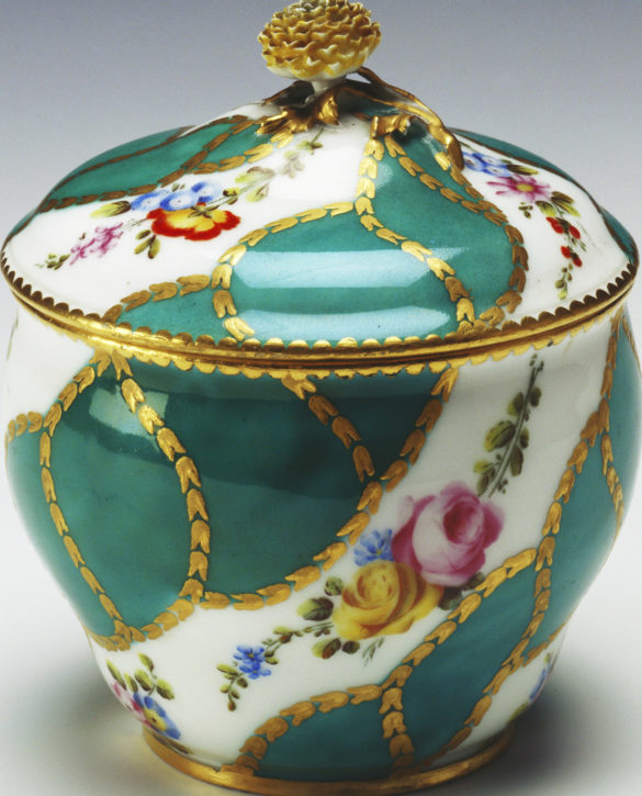 Vincennes sugar bowl or pot à sucre Hébert, part of a tray and tea service, 1755-6. (Royal Collection Trust/ © Her Majesty Queen Elizabeth II 2017, Inv. no. RCIN 39899)
